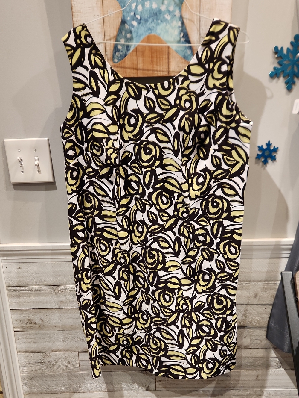 EUC Dress Barn Sleeveless Floral Sheath Dress in Green & Black Sz 18